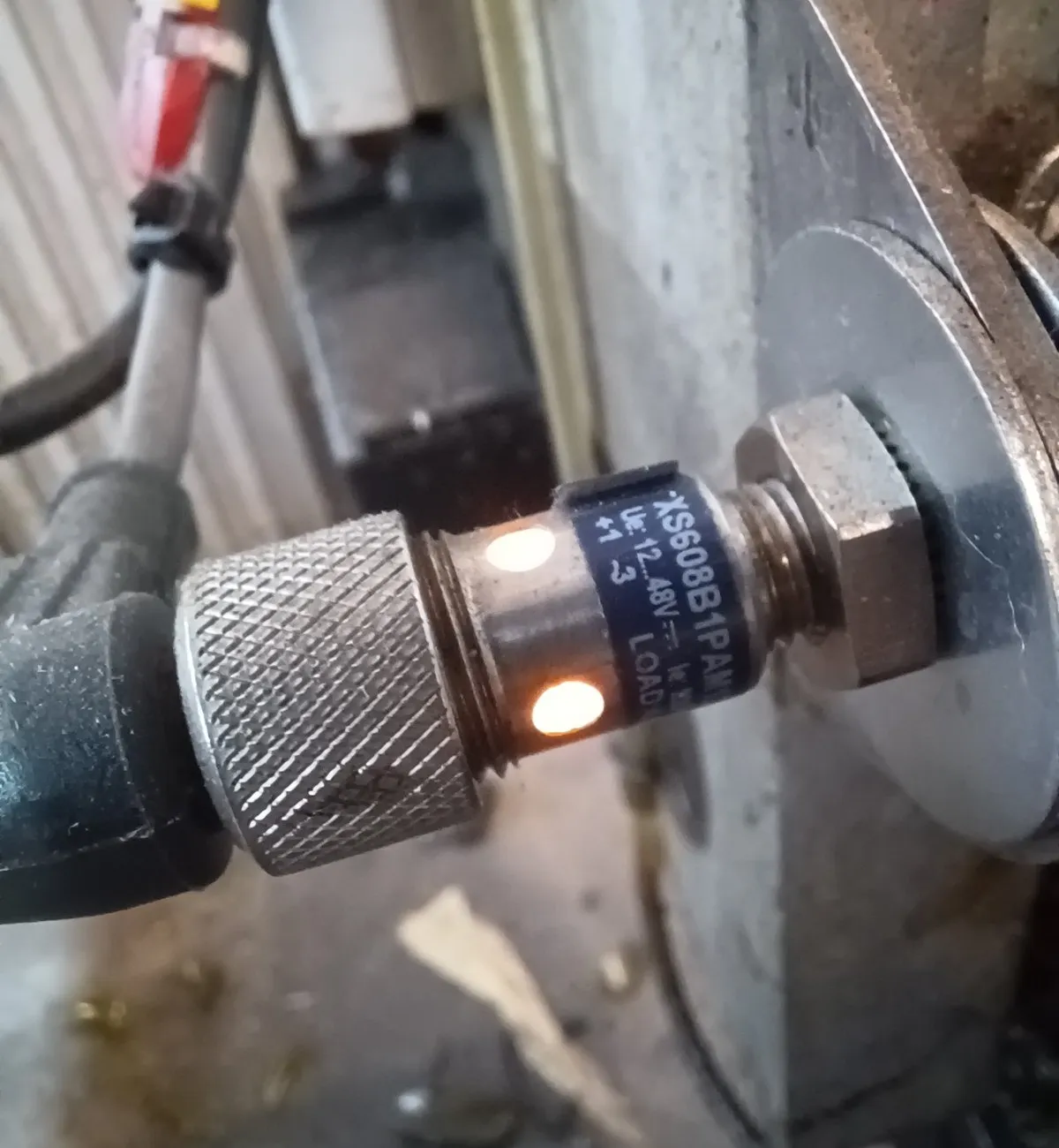 Détecteur inductif allumé sur un axe de machine